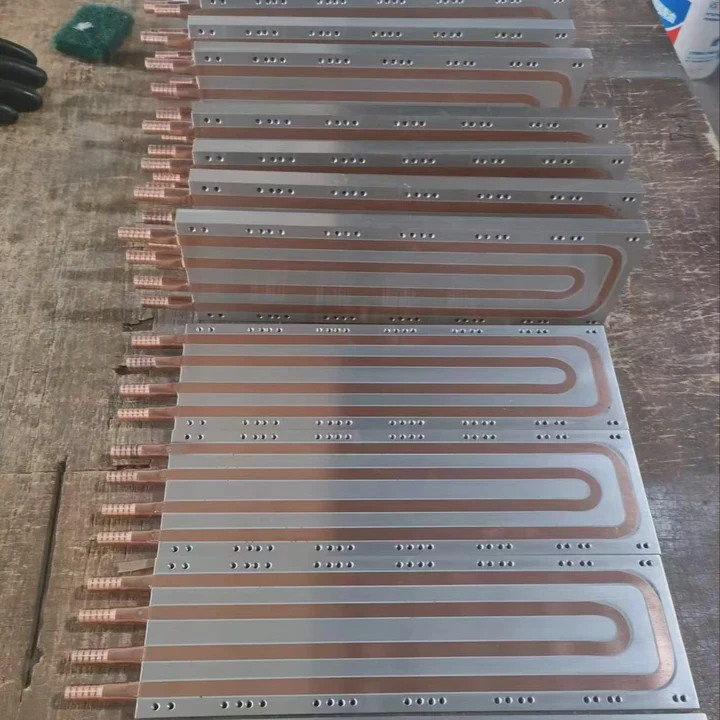 Benutzerdefinierter Aluminium-Wasserplatten-Kühler mit Kupferrohr